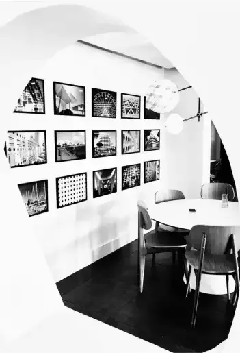 L’accueil du Labo Photo, murs couverts de tirages encadrés