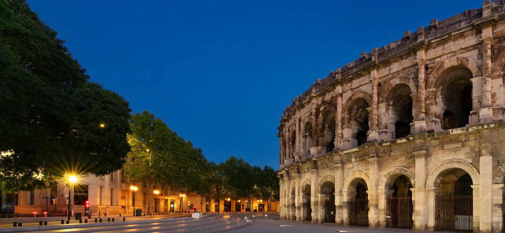 Tirage grand format des Arènes de Nîmes qui sort du traceur du labo