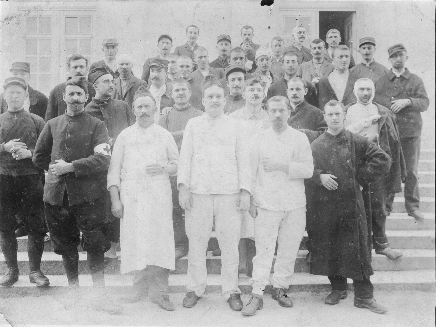 Militaires français et leurs médecins, photo de 1900, avant restauration